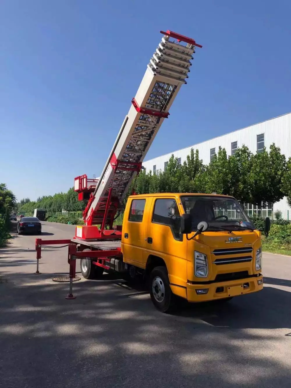 鲁山附近的云梯车出租服务：轻松解决高空作业需求