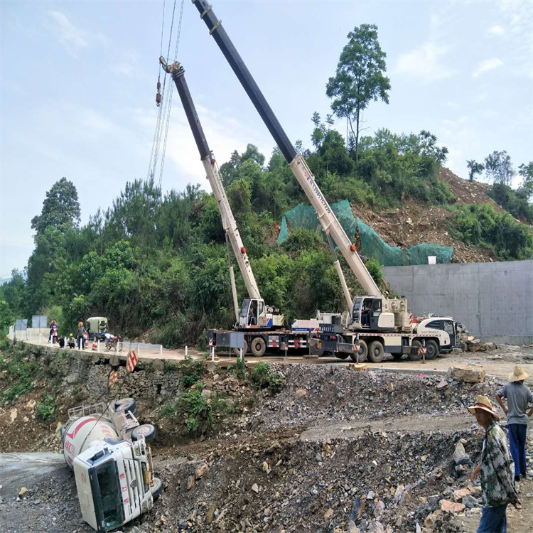 鲁山汽车掉沟里叫吊车救援要多少钱